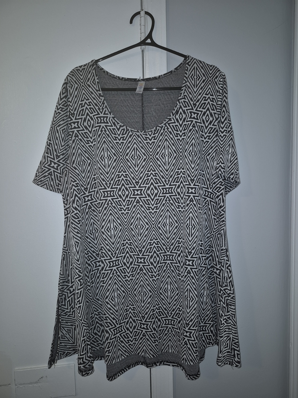 LuLaRoe Black & White Geometric Scoop Neck Women's Top Size XL